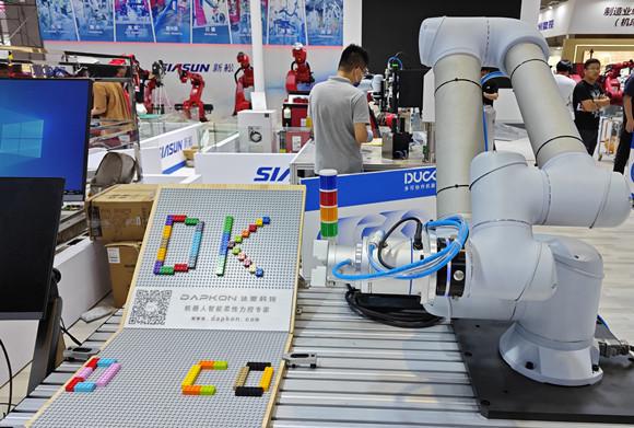 魔方复原、积木拼搭工博会上这些机器人新产品亮相(图2)