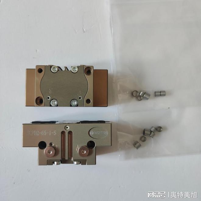 工业机器人夹爪装配工件：高性