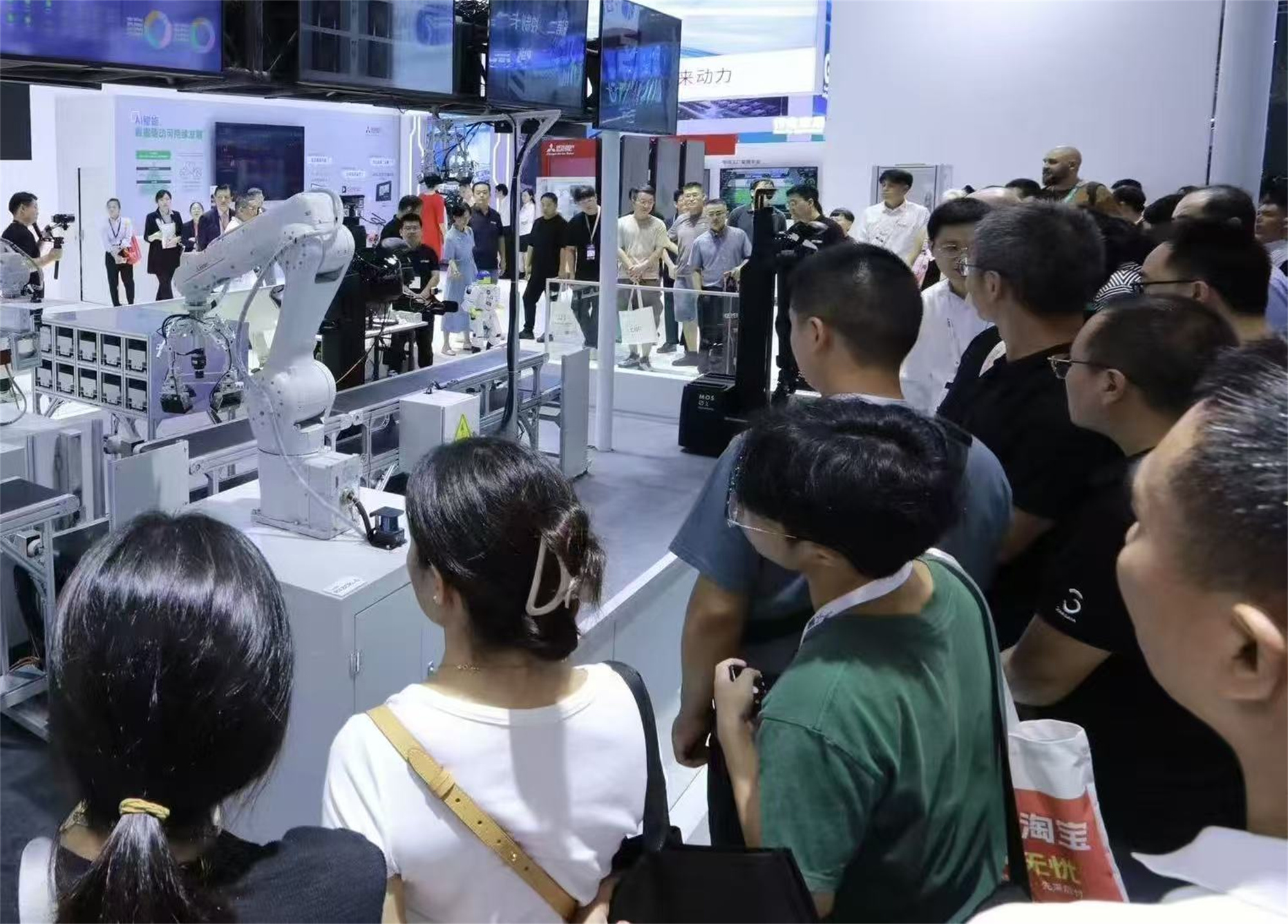 三菱电机亮相2025工博会：以“AI 创未来”共探智能制造新纪元(图2)