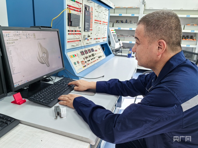 【中国梦·大国工匠篇】库尔班江·巴拉提：用创新护航企业高质量发展(图2)