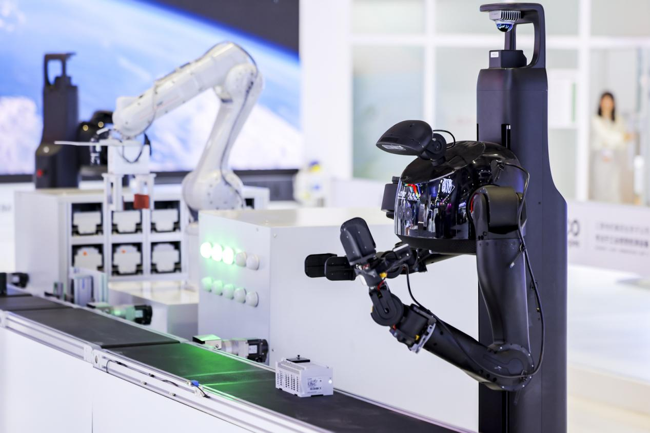 Lumos鹿明机器人与三菱电机亮相进博会 以具身智能赋工业场景智能化升级(图2)